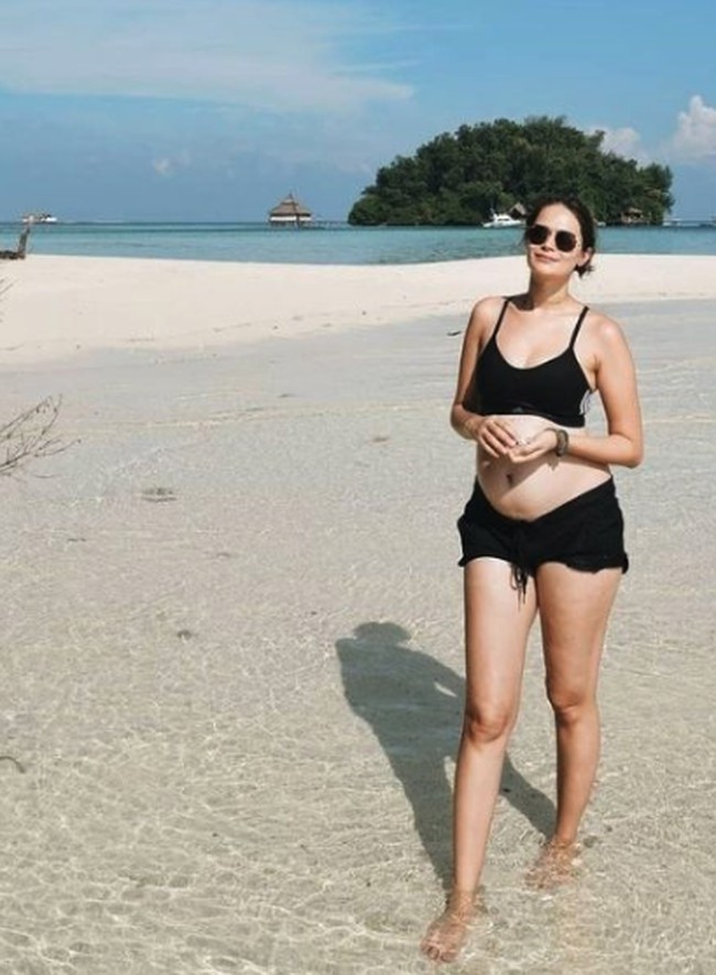 Sabai Dieter Morscheck juga pernah pamer baby bump saat foto di pantai. Ia mengenakan baju two piece dan kacamata hitam. Foto: Instagram @sabaidieter
