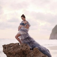 Salah satu selebriti yang melakukan pemotretan kehamilan di pantai adalah Jessica Iskandar. Ia mengenakan bikini motif dihiasi dengan rok mullet layering yang menjuntai demi memberikan sentuhan mewah saat pemotretan di pantai Karma Kandara, Bali. Foto: Instagram @inijedar