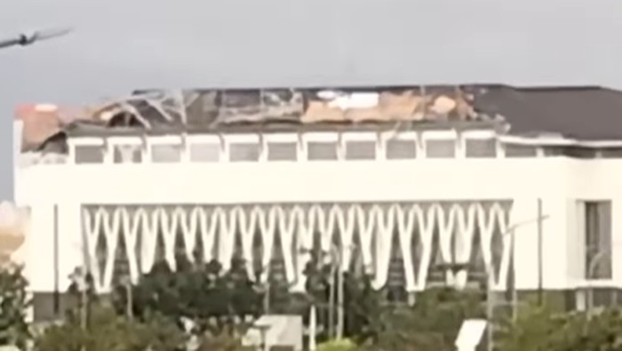 Atap gedung Wisma Negara di CPI Makassar rusak diterjang angin puting beliung.