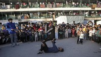 Pemuda-pemuda Palestina itu menampilkan sejumlah atraksi untuk menghibur anak-anak.  