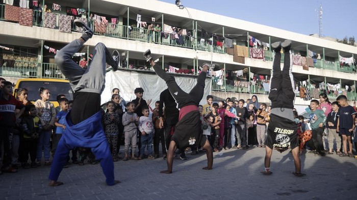 Atraksi Warga Palestina Hibur Anak-anak Gaza di Pengungsian Palestinians present an entertainment performance for displaced children sheltering at a UN school in Rafah refugee camp, southern Gaza Strip, Thursday, Nov. 23, 2023. (AP Photo/Mohammed Dahman)