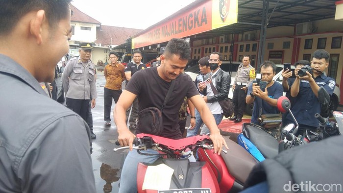 Bahagia warga Majalengka saat motornya yang hilang dikembalikan polisi.