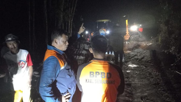 Eskavator BPBD Kabupaten Semarang sedang melaksanakan pembersihan di lonasi jalan penghubung Pulihan-Cengklok, Desa Tajuk