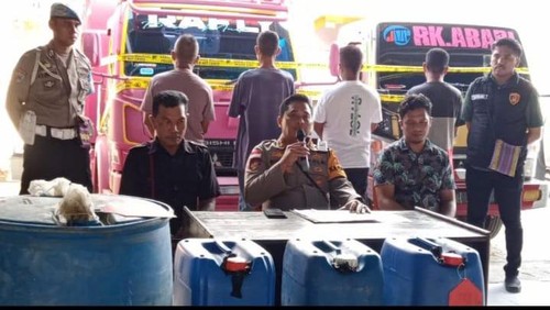 Kapolres Rote Ndao AKBP Mardiono saat memimpin konferensi pers bersama empat tersanga beserta barang bukti sejumlah drum berisi solar dan minyak tanah. (Humas Polres Rote Ndao).