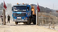 Truk-truk yang mengangkut barang-barang bantuan mulai memasuki Jalur Gaza dari Mesir melalui perbatasan Rafah pada Jumat (24/11). dua truk yang mewakili organisasi-organisasi Mesir memasang spanduk bertuliskan, Bersama untuk Kemanusiaan. Truk lainnya memasang tulisan: Untuk saudara-saudara kami di Gaza. Reuters