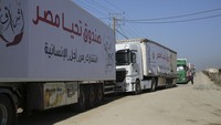 Al Arabiya melaporkan, sebanyak 230 truk yang membawa bantuan yang sangat dibutuhkan, diperkirakan akan memasuki Gaza pada hari Jumat, di saat ratusan ribu warga Palestina tidak mempunyai persediaan air, makanan, obat-obatan, dan bahan bakar. AP Photo