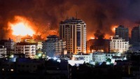 Kecamuk ini dimulai pada 7 Oktober 2023 lalu. Hamas melancarkan serangan ke Israel dan membunuh 1.200 orang. Komandan militer Hamas Mohammad Deif mengumumkan serangan telah dimulai dan mendesak warga Palestina dimana pun untuk berperang. Reuters