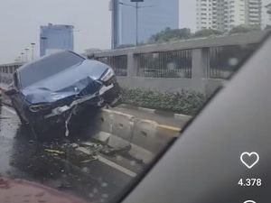 BMW 2 Pintu Nangkring Separator Busway Sampai Lawan Arah di Depan DPR
