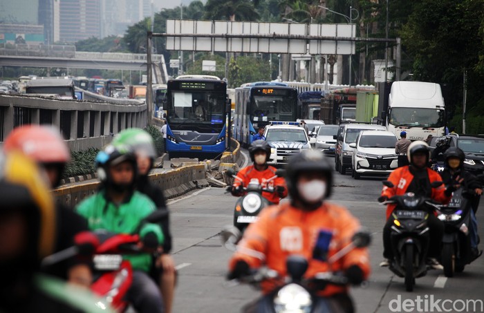 Mobil sport BMW kecelakaan menabrak separator busway di depan DPR, Jakarta, Jumat (24/11/2023). Imbas kecelakaan, lalin arah Slipi macet.