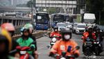 BMW Kecelakaan di Depan DPR, Lalin Arah Slipi Macet