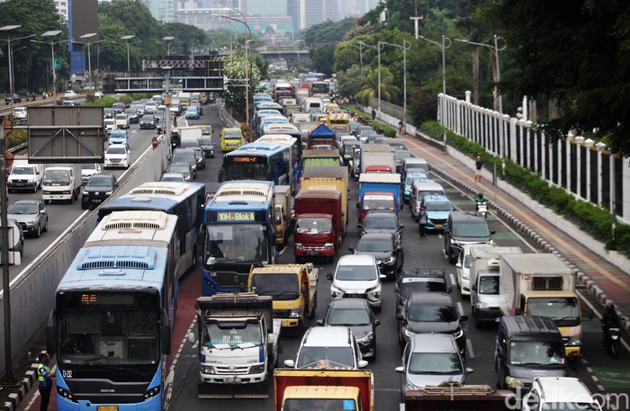 Mobil sport BMW kecelakaan menabrak separator busway di depan DPR, Jakarta, Jumat (24/11/2023). Imbas kecelakaan, lalin arah Slipi macet.