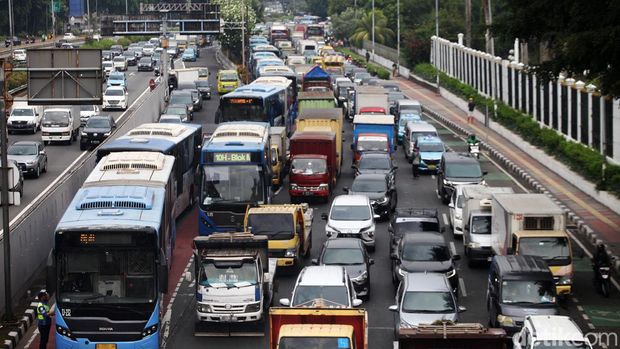 Mobil sport BMW kecelakaan menabrak separator busway di depan DPR, Jakarta, Jumat (24/11/2023). Imbas kecelakaan, lalin arah Slipi macet.