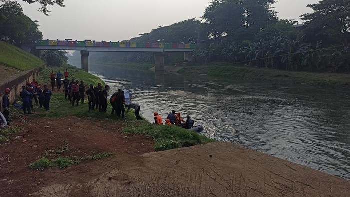 BPBD DKI Jakarta gelar simulasi evakuasi kotak suara jika TPS Kebanjiran (Tiara/detikcom)