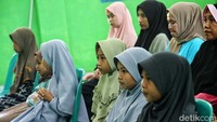 Beasiswa tersebut diberikan secara simbolis untuk 10 siswa SD yang memiliki segudang talenta dan prestasi.  
