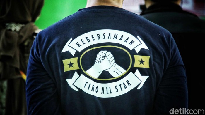 Pimpinan Cabang BRI Bulukumba Suryadi didampingi Manajer Bisnis Mikro BRI Cabang Bulukumba Ayub, Kepala Unit BRI Tanah Lemo Farida Hairin  dan Kepala Desa Desa Tritiro Saiful Amar memberikan beasiswa pendidikan kepada anak-anak di Desa Tritiro, Bulukumba, Sulawesi Selatan, Jumat (3/11/2023).
