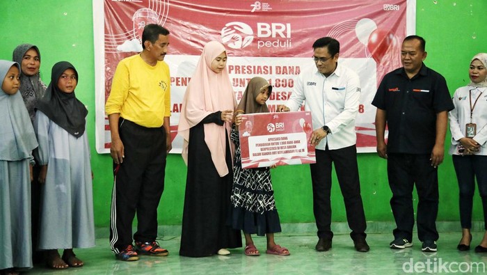 BRI Beri Beasiswa untuk Anak Berprestasi di Desa Tritiro Bulukumba Pimpinan Cabang BRI Bulukumba Suryadi didampingi Manajer Bisnis Mikro BRI Cabang Bulukumba Ayub, Kepala Unit BRI Tanah Lemo Farida Hairin dan Kepala Desa Desa Tritiro Saiful Amar memberikan beasiswa pendidikan kepada anak-anak di Desa Tritiro, Bulukumba, Sulawesi Selatan, Jumat (3/11/2023).