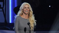 Britney Spears Bikin Khawatir, Keluar Hotel Berselimut Seprai Tanpa Alas Kaki