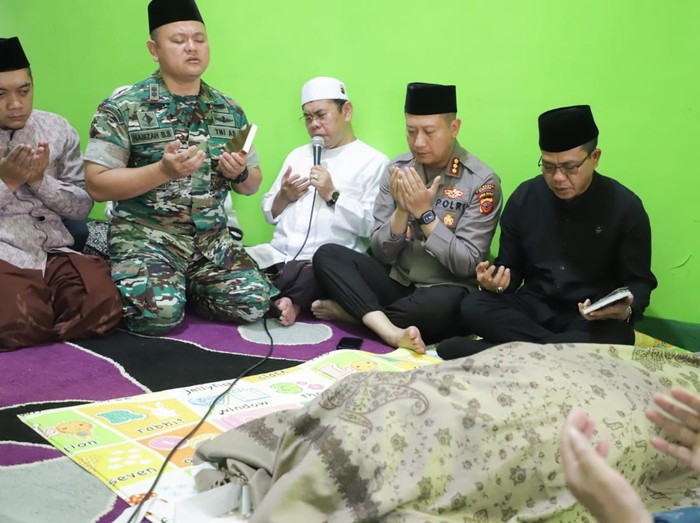Bupati Bandung saat takziyah ke rumah duka KH Asep Jamaludin