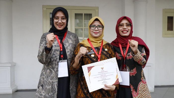 Bupati Blitar Rini Syarifah saat penyerahan insentif fiskal tahun berjalan untuk kategori kinerja penghapusan kemiskinan ekstrem tahun 2023 di Istana Wakil Presiden, Jakarta Pusat, Kamis (9/11/2023).