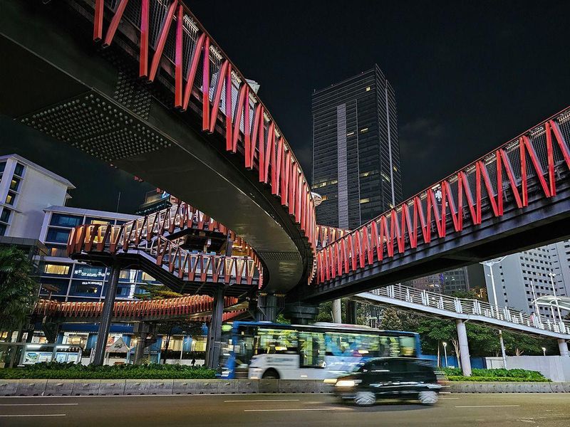 Di kondisi gelap, hasil gambar tetap baik dengan sensor yang relatif besar dan bukaan lensa f/1.7.