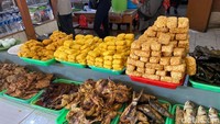 Konsepnya prasmanan, pengunjung bebas mengambil lauk yang diinginkan kemudian dihangatkan sebentar, sebelum disajikan oleh pelayan. Foto: detikFood
