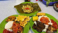 Setelah memilih lauk di meja prasmanan, nantinya para pegawai akan menggoreng sebentar semua lauk yang dipesan. Kemudian baru diantarkan ke meja pengunjung. Foto: detikFood