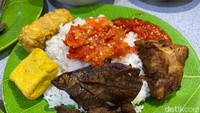 Paduan paru (Rp 15.000) dan empal sapi (Rp 16.000) jadi menu populer yang paling banyak dipesan di sini. Menu pelengkap lainnya ada tahu (Rp 3.000) dan tempe (Rp 3.000).  Foto: detikFood