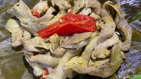 Pepes jamur di sini meski harganya murah tapi porsiannya bisa disantap untuk 1-2 orang. Foto: detikFood