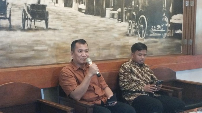 Dirjen HAM Kemenkumham (kiri) dan Anggota KPU Idham (kanan)-(Brigitta/detikcom)