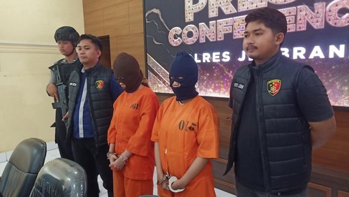 Dua selebgram dihadirkan saat rilis kasus judi onlie di Polres Jembrana, Jumat (24/11/2023).