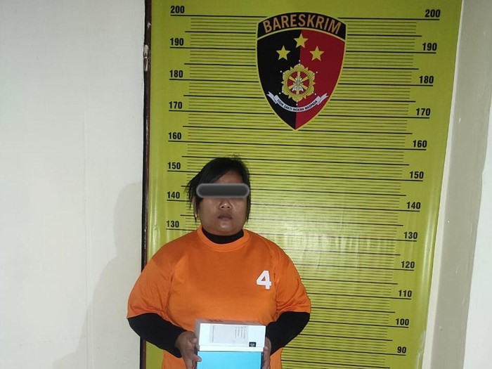 Emak-emak yang curi uang dan hp pedagang di Pajak Tigabinanga. (Foto: Dok. Polres Tanah Karo)