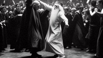 Ketika Voldemort menari bersama Dumbledore. Foto: Boredpanda 