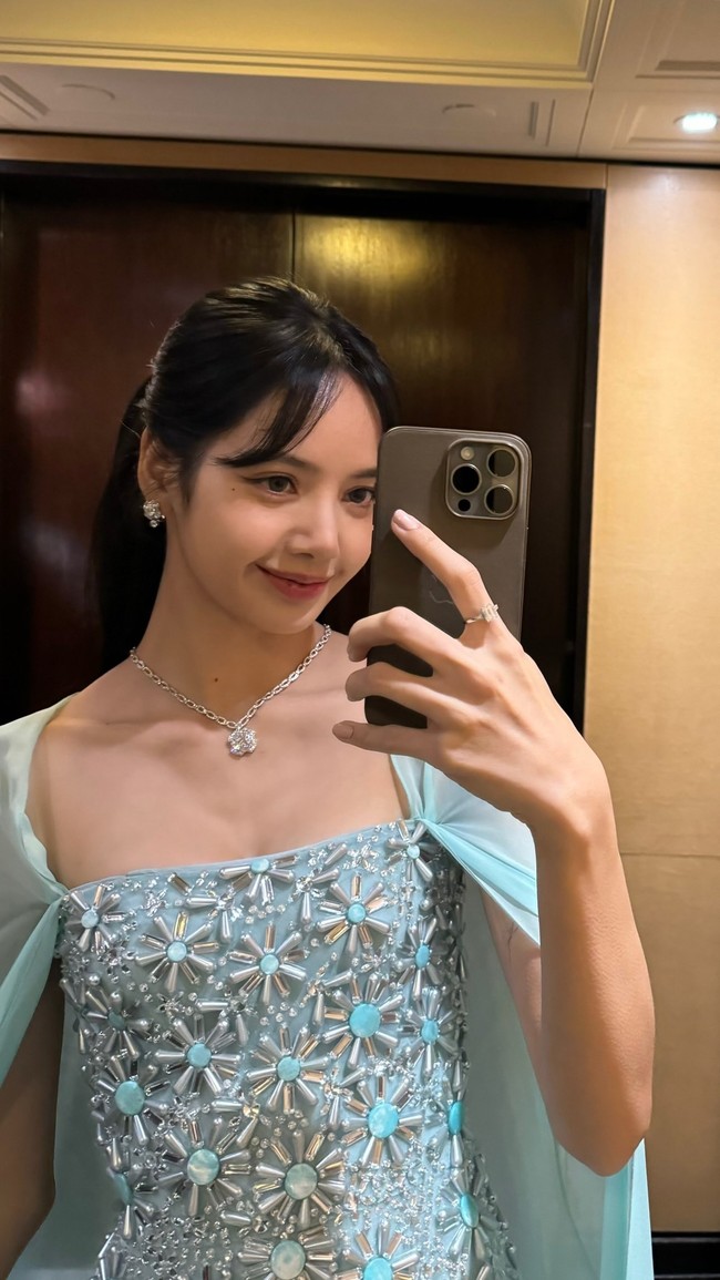 Setelah kunjungannya ke Buckingham Palace, Lisa mengunggah sejumlah foto di Instagram yang menampilkan detail perhiasannya. Global ambassador BVLGARI itu memakai kalung, cincin, dan anting-anting yang total harganya mencapai $652,000 atau sekitar Rp 10,1 miliar. Foto: dok. Instagram @lalalalisa_m