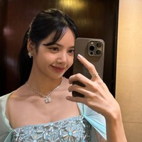 Setelah kunjungannya ke Buckingham Palace, Lisa mengunggah sejumlah foto di Instagram yang menampilkan detail perhiasannya. Global ambassador BVLGARI itu memakai kalung, cincin, dan anting-anting yang total harganya mencapai $652,000 atau sekitar Rp 10,1 miliar. Foto: dok. Instagram @lalalalisa_m