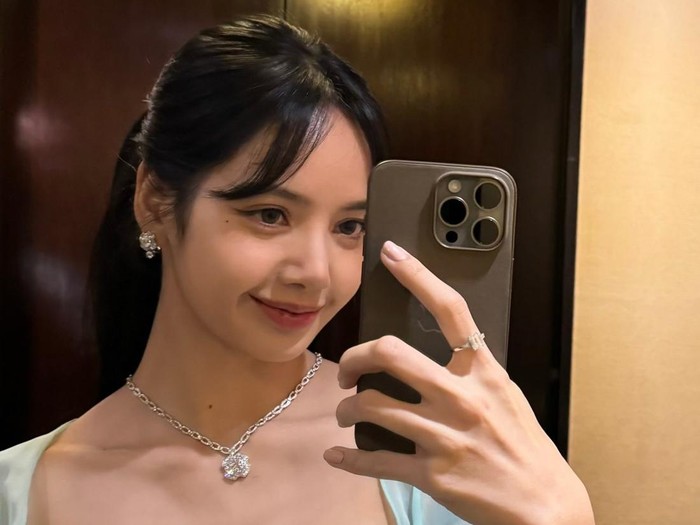 Gaya Lisa BLACKPINK di Buckingham Palace, Disebut Real Life Princess