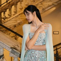 Terungkap Lisa BLACKPINK mengenakan gaun rancangan desainer Lebanon, George Shobeika. Koleksi gaun tersebut memiliki detail berpayet dan cape panjang, yang membuatnya seperti putri kerajaan. Foto: dok. Instagram @lalalalisa_m