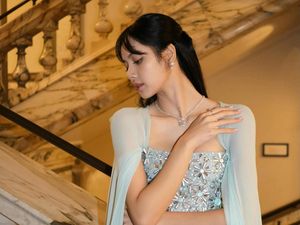 6 Gaya Lisa BLACKPINK di Buckingham Palace, Disebut Real Life Princess
