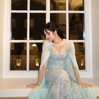 Gaun Lisa ’Cape-Detailed Embellished Tulle Maxi Dress’ dibanderol seharga $10,015 atau sekitar Rp 156 jutaan. Foto: dok. Instagram @lalalalisa_m