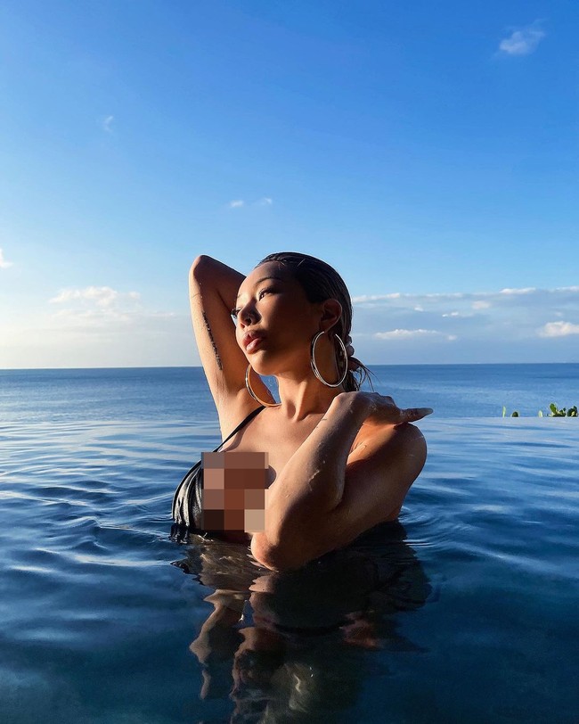 Di hari pertama liburannya, Jessi memilih berenang dan menikmati pemandangan pagi Bali yang tenang di infinity pool hotelnya. Dia berpose seksi dalam balutan bikini hitam. Foto: dok. Instagram @jessicah_o