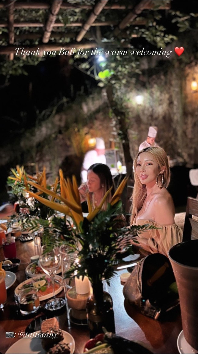 “MBAA KAGET TIBA DI BALI😭😭” “MBK JESSI MASIH DI BALI YAHH TADI KETEMU BELI MARTABAK TELOR 😁😁😁😁” “pantesan tdi ak liat mba jessi lagi beli seblak,” komentar sejumlah netizen Indonesia di bawah unggahan foto Jessi. Foto: dok. Instagram @jessicah_o