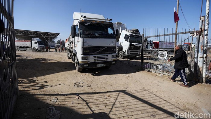 Gencatan Senjata Dimulai, Truk Bantuan Mulai Masuk Gaza An Aid truck arrives at the Rafah border crossing with Egypt during a temporary truce between Hamas and Israel, in Rafah in the southern Gaza Strip November 24, 2023. REUTERS/Ibraheem Abu Mustafa TPX IMAGES OF THE DAY