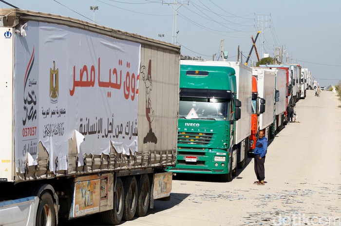 An Aid truck arrives at the Rafah border crossing with Egypt during a temporary truce between Hamas and Israel, in Rafah in the southern Gaza Strip November 24, 2023. REUTERS/Ibraheem Abu Mustafa     TPX IMAGES OF THE DAY