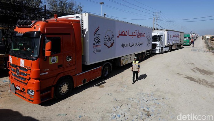 An Aid truck arrives at the Rafah border crossing with Egypt during a temporary truce between Hamas and Israel, in Rafah in the southern Gaza Strip November 24, 2023. REUTERS/Ibraheem Abu Mustafa     TPX IMAGES OF THE DAY