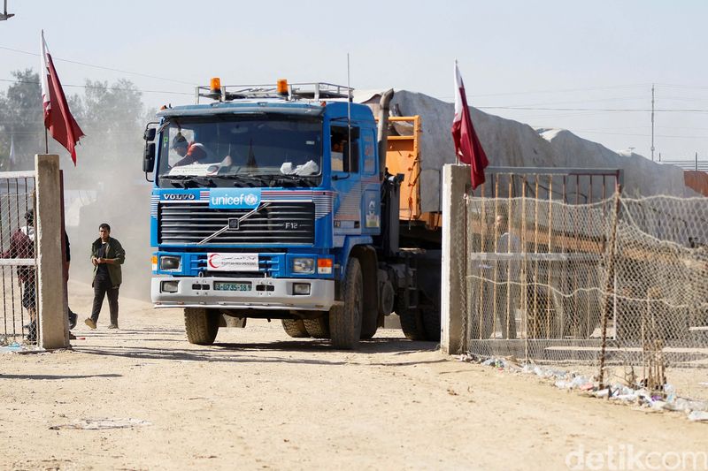 An Aid truck arrives at the Rafah border crossing with Egypt during a temporary truce between Hamas and Israel, in Rafah in the southern Gaza Strip November 24, 2023. REUTERS/Ibraheem Abu Mustafa     TPX IMAGES OF THE DAY