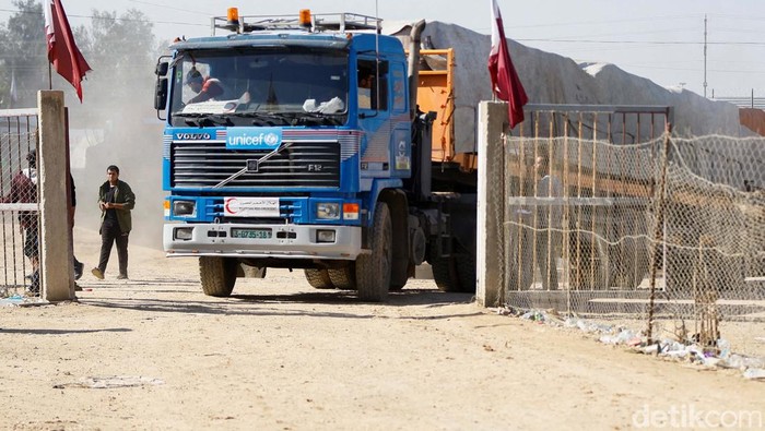 An Aid truck arrives at the Rafah border crossing with Egypt during a temporary truce between Hamas and Israel, in Rafah in the southern Gaza Strip November 24, 2023. REUTERS/Ibraheem Abu Mustafa     TPX IMAGES OF THE DAY