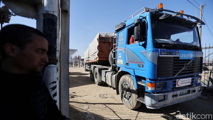 Gencatan Senjata Dimulai, Truk Bantuan Mulai Masuk Gaza An Aid truck arrives at the Rafah border crossing with Egypt during a temporary truce between Hamas and Israel, in Rafah in the southern Gaza Strip November 24, 2023. REUTERS/Ibraheem Abu Mustafa TPX IMAGES OF THE DAY