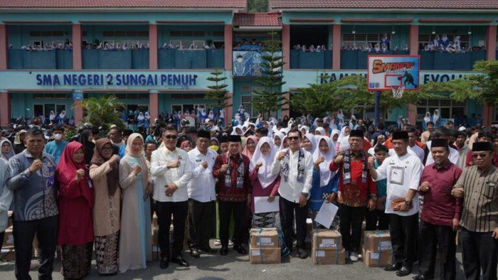 Gubernur Jambi Al Haris salurkan Dumisake untuk siswa kurang mampu.