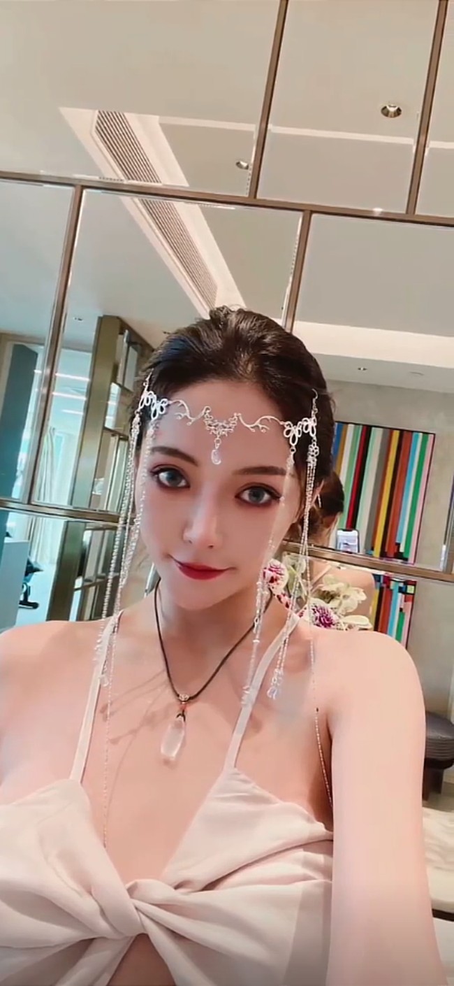 Han menjadi kontroversi karena mengunggah video mengenai permasalahannya. Ia mengatakan ingin balik melawan dan meminta para follower agar jangan merasa kecil karena datang dari luar negeri. Sayangnya banyak netizen yang justru tidak bersimpati dengan Han. Beberapa bahkan menyebut dirinya manja.  Foto: Dok. Douyin