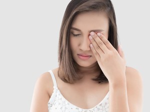 Bukan Pertanda Buruk, Ternyata Ini Penyebab Mata Kedutan Menurut Medis