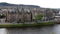 Pada posisi ke enam ditempati kota indah di Skotlandia yakni Inverness. Kota yang terletak di tepi Sungai Ness ini terkenal dengan sejarahnya yang kaya, pemandangannya yang indah, dan budayanya yang unik. Salah satu spot nyaman untuk wisata jalan kaki di sini adalah River Ness Walk. (Enric/Wikimedia Commons)